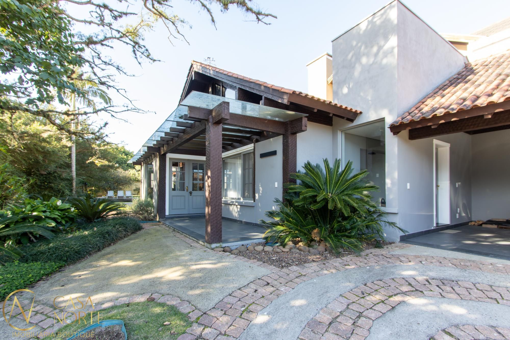 Casa de Condomínio à venda com 3 quartos, 196m², 1 suíte, 3 vagas, Avenida Juca Batista no bairro Belém Novo em Porto Alegre