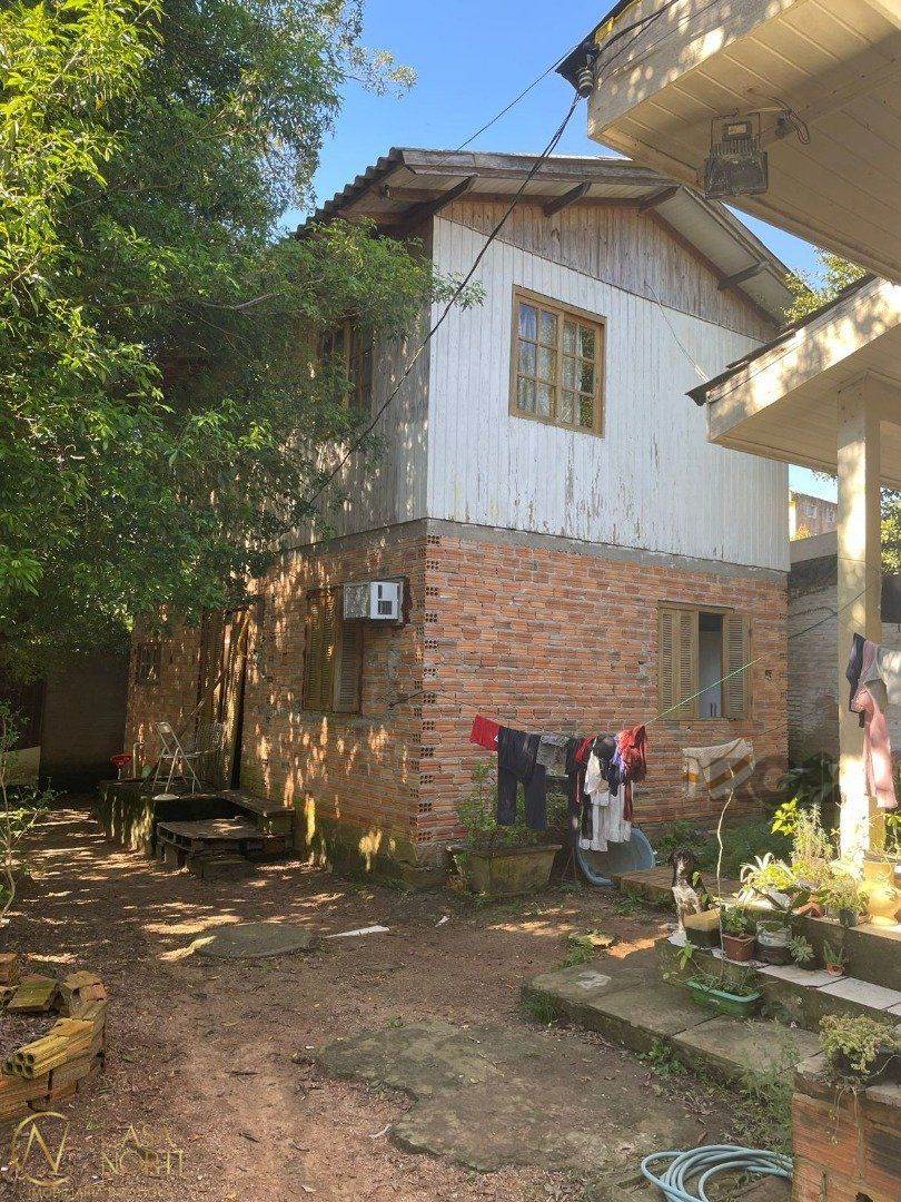 Casa à venda com 6 quartos, 200m², Rua Hygino Russi Lima no bairro Ponta Grossa em Porto Alegre