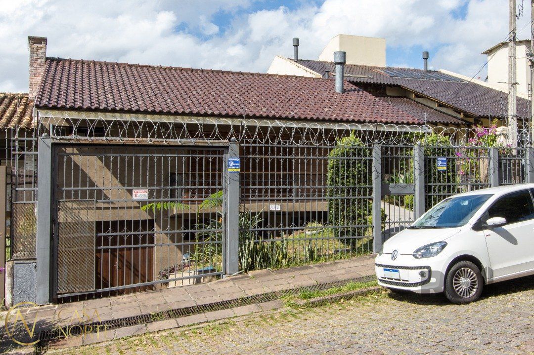 Casa à venda com 3 quartos, 274m², 2 suítes, 4 vagas, Rua Eurico Lara no bairro Medianeira em Porto Alegre