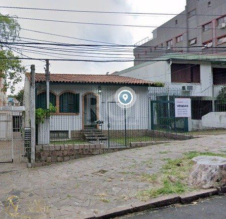 Casa à venda com 3 quartos, 300m², 3 vagas, Rua Eca de Queiroz no bairro Petrópolis em Porto Alegre