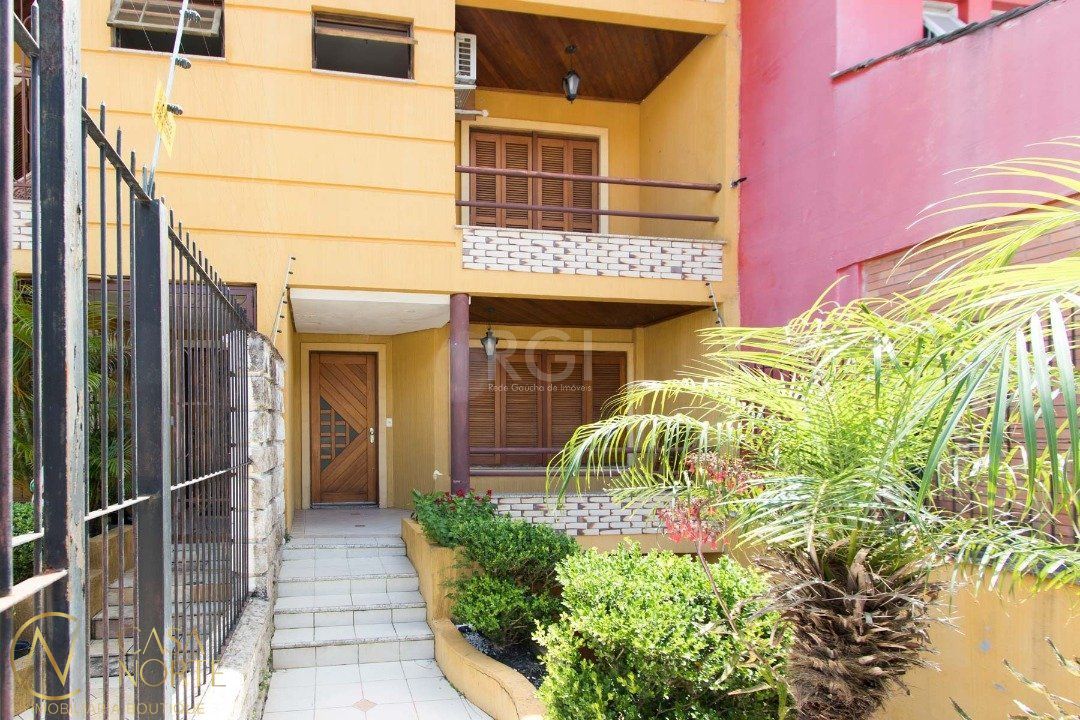 Casa à venda com 3 quartos, 204m², 1 suíte, 3 vagas, Rua Jair de Moura Calixto no bairro Ipanema em Porto Alegre
