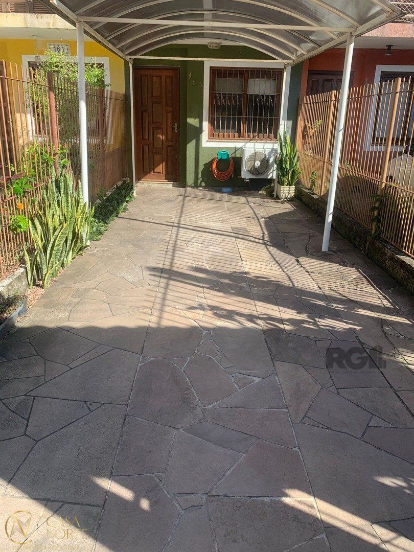 Casa à venda com 3 quartos, 77m², 2 vagas, Rua Izar Faria Correa Santanna no bairro Hípica em Porto Alegre