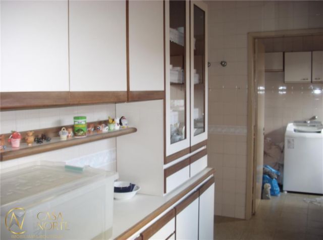 Casa à venda com 4 quartos, 238m², 1 suíte, 2 vagas, Rua Saudavel no bairro Medianeira em Porto Alegre