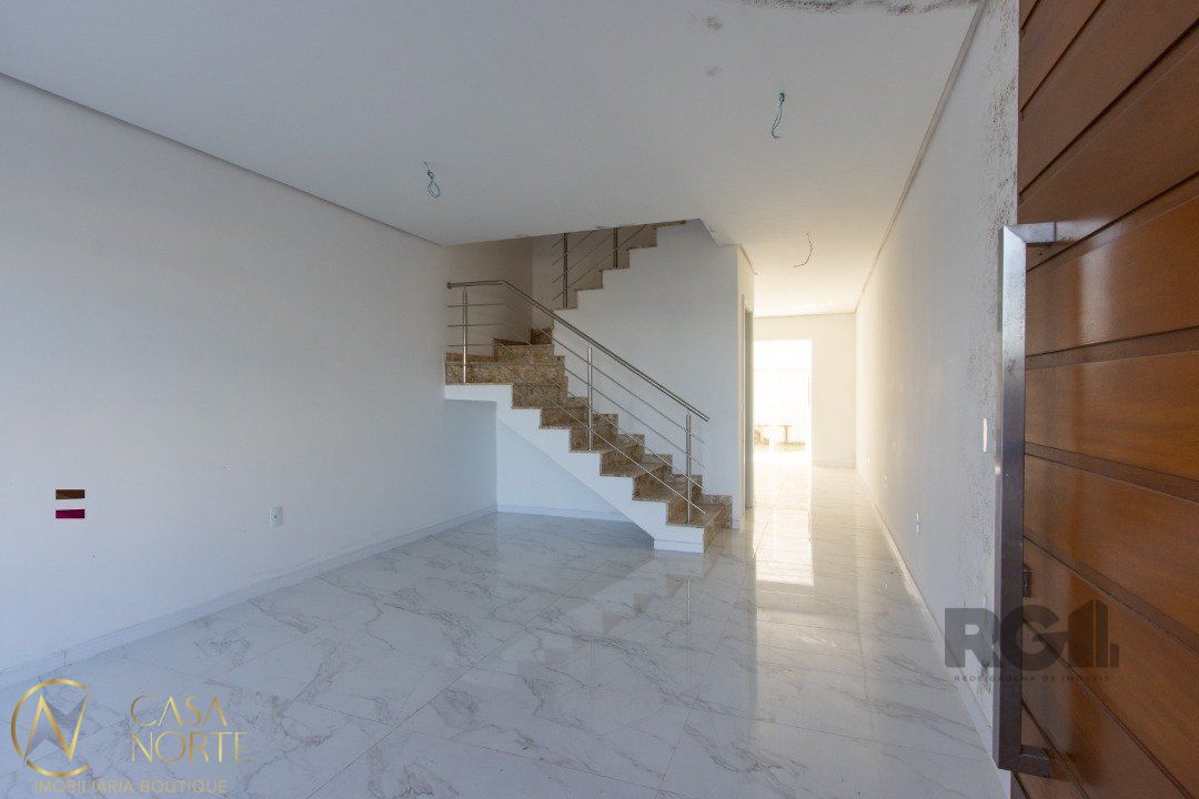 Sobrado à venda com 4 quartos, 165m², 4 suítes, 1 vaga, Avenida Altos do Santa Rita no bairro Aberta dos Morros em Porto Alegre