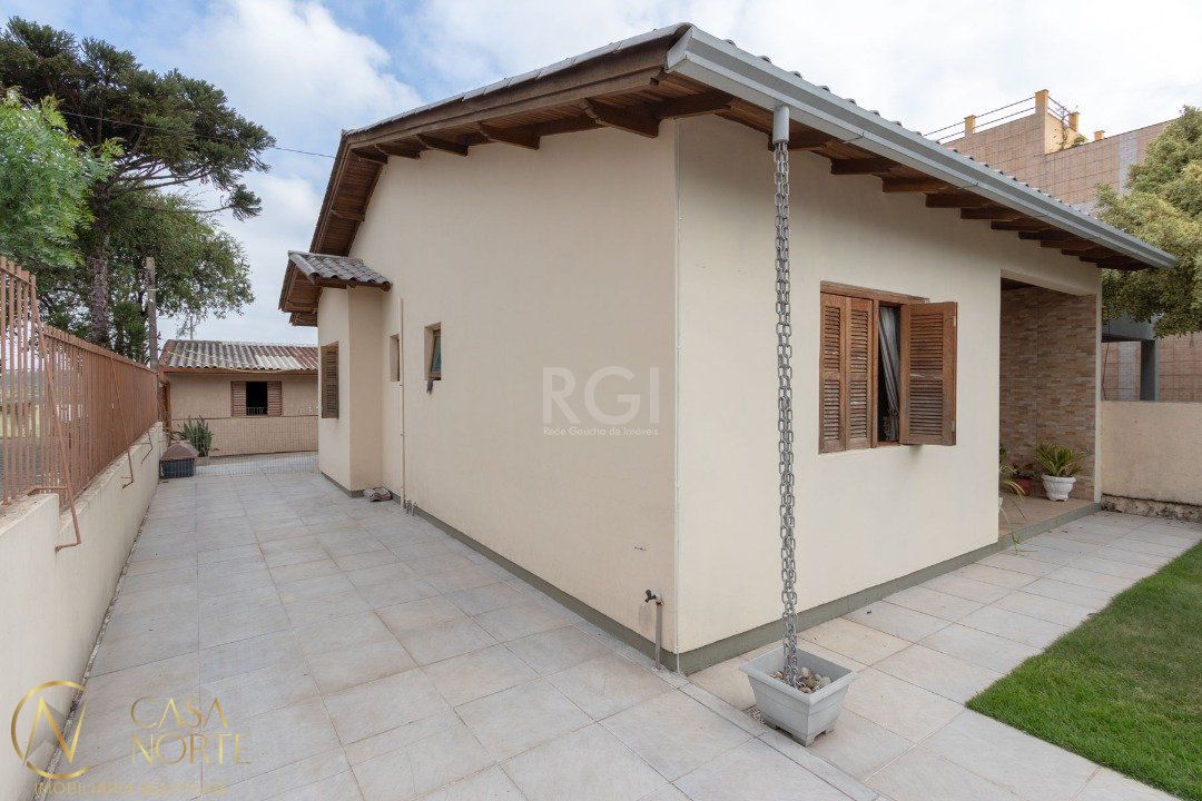Casa à venda com 3 quartos, 120m², 1 suíte, 3 vagas, Rua Enfermeiro Ventura no bairro Vila Nova em Porto Alegre