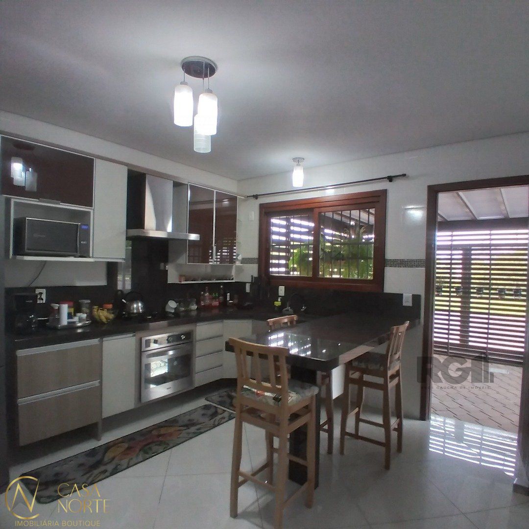 Casa à venda com 3 quartos, 142m², 1 suíte, 2 vagas, Rua Carlos de Britto Velho no bairro Parque Santa Fé em Porto Alegre
