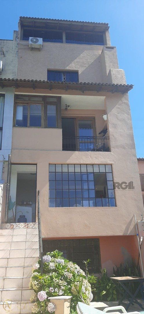 Casa à venda com 4 quartos, 195m², 2 suítes, 3 vagas, Rua dos Guananas no bairro Espírito Santo em Porto Alegre