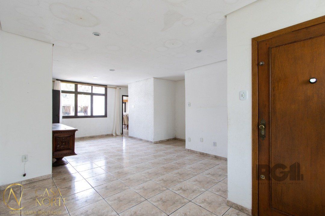 Casa à venda com 3 quartos, 380m², 1 suíte, 3 vagas, Avenida Copacabana no bairro Tristeza em Porto Alegre