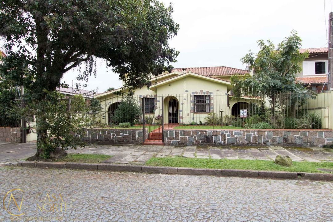 Casa à venda com 4 quartos, 228m², 3 suítes, 3 vagas, Rua Chavantes no bairro Vila Assunção em Porto Alegre