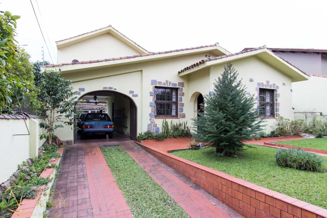 Casa à venda com 4 quartos, 228m², 3 suítes, 3 vagas, Rua Chavantes no bairro Vila Assunção em Porto Alegre