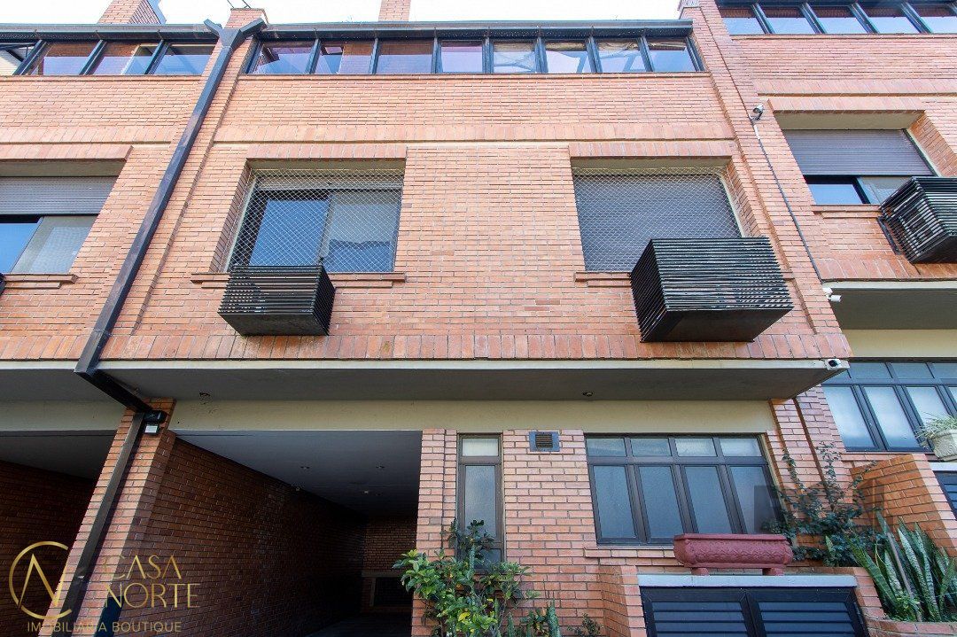Casa de Condomínio à venda com 3 quartos, 359m², 1 suíte, 4 vagas, Avenida Jacui no bairro Cristal em Porto Alegre