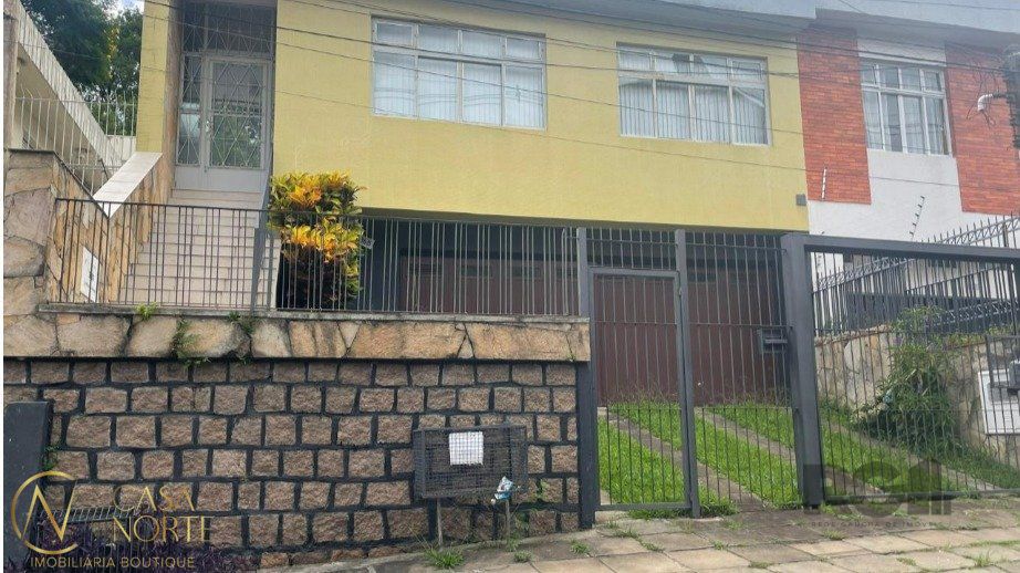 Casa à venda com 4 quartos, 272m², 1 suíte, 3 vagas, Rua Eurico Lara no bairro Medianeira em Porto Alegre