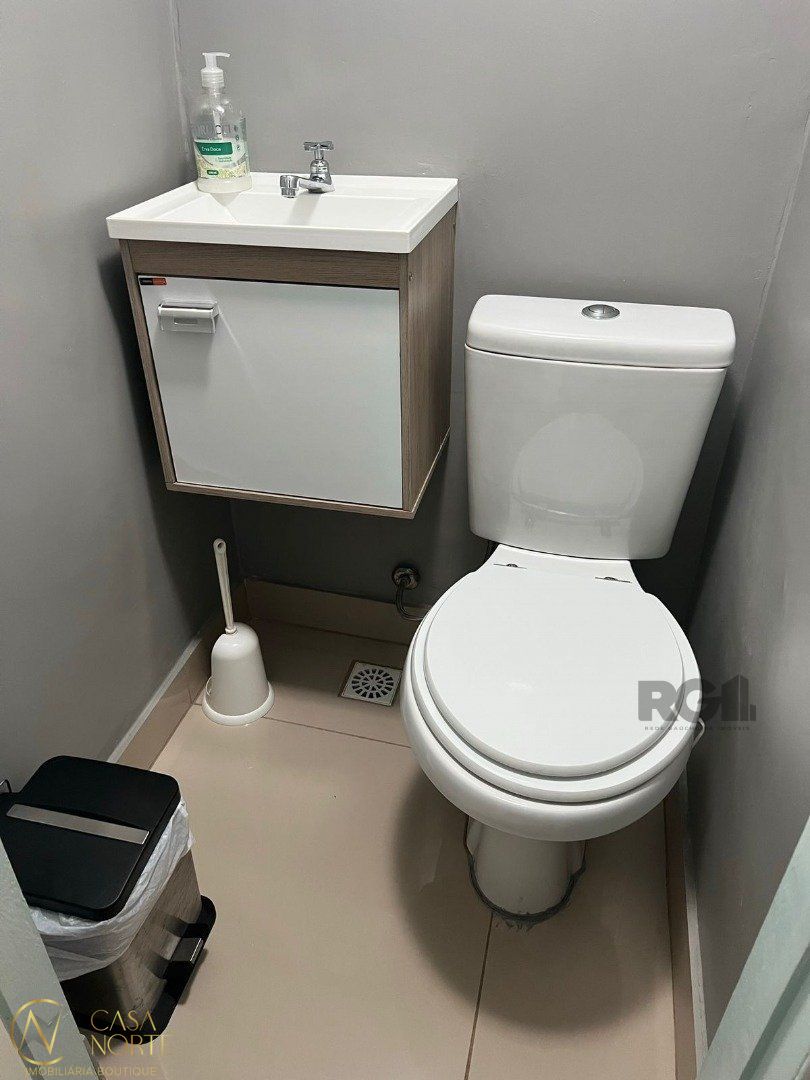 Casa à venda com 4 quartos, 350m², 1 suíte, Rua Xavier Ferreira no bairro Auxiliadora em Porto Alegre