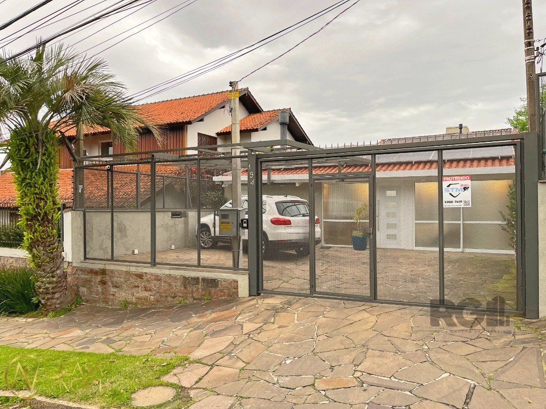 Casa à venda com 3 quartos, 220m², 2 suítes, 2 vagas, Rua Pareci no bairro Vila Assunção em Porto Alegre