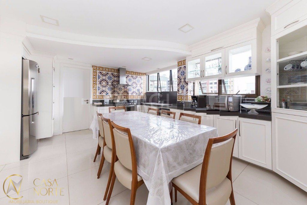 Apartamento à venda com 3 quartos, 258m², 3 suítes, 3 vagas, Rua General Oscar Miranda no bairro Bela Vista em Porto Alegre