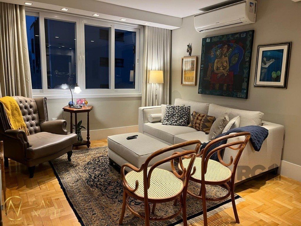 Apartamento à venda com 2 quartos, 74m², 1 suíte, 1 vaga, Rua Vinte e Quatro de Outubro no bairro Moinhos de Vento em Porto Alegre