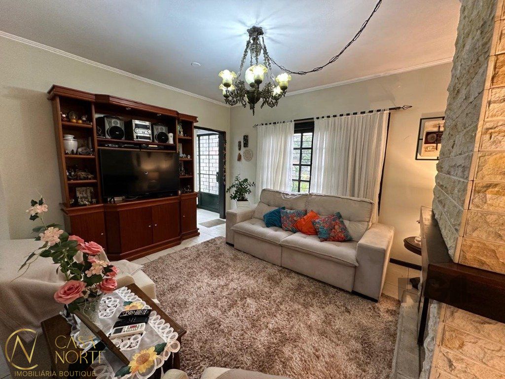 Casa à venda com 3 quartos, 260m², 2 vagas, Avenida Coronel Gastão Haslocher Mazeron no bairro Medianeira em Porto Alegre