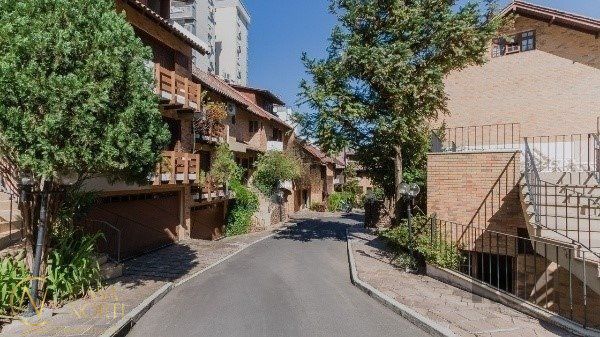 Casa de Condomínio à venda com 3 quartos, 291m², 1 suíte, 2 vagas, Rua Jaraguá no bairro Bela Vista em Porto Alegre