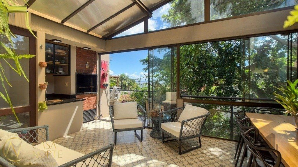 Casa de Condomínio à venda com 3 quartos, 199m², 2 suítes, 2 vagas, Rua Doutor Possidônio Cunha no bairro Vila Assunção em Porto Alegre