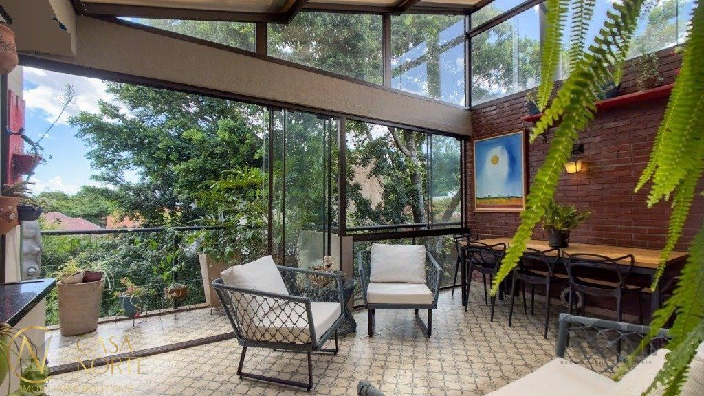 Casa de Condomínio à venda com 3 quartos, 199m², 2 suítes, 2 vagas, Rua Doutor Possidônio Cunha no bairro Vila Assunção em Porto Alegre