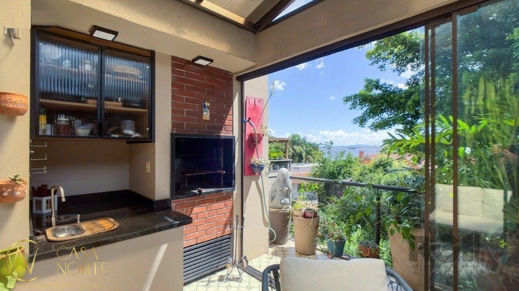 Casa de Condomínio à venda com 3 quartos, 199m², 2 suítes, 2 vagas, Rua Doutor Possidônio Cunha no bairro Vila Assunção em Porto Alegre
