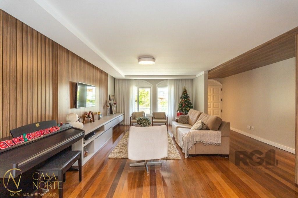 Casa à venda com 3 quartos, 261m², 2 suítes, 4 vagas, Rua Comendador Creidy no bairro Chácara das Pedras em Porto Alegre
