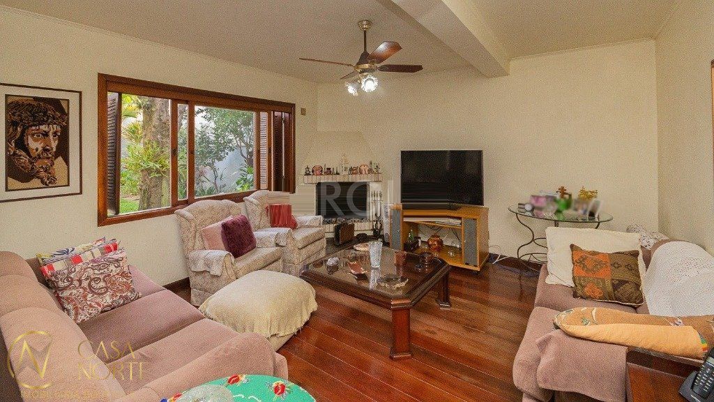 Casa à venda com 3 quartos, 300m², 1 suíte, 4 vagas, Rua Doutor Prudente de Moraes no bairro Chácara das Pedras em Porto Alegre