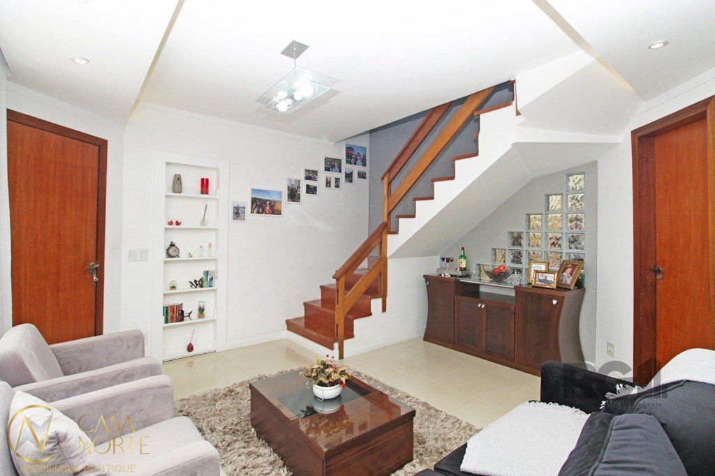 Casa à venda com 3 quartos, 280m², 2 vagas, Rua Monsenhor Veras no bairro Santana em Porto Alegre