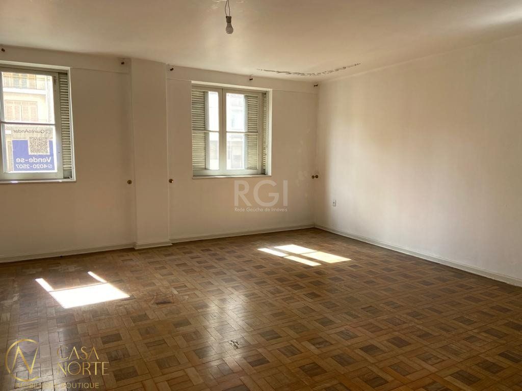 Apartamento à venda com 4 quartos, 163m², 2 suítes, Rua Duque de Caxias no bairro Centro Histórico em Porto Alegre