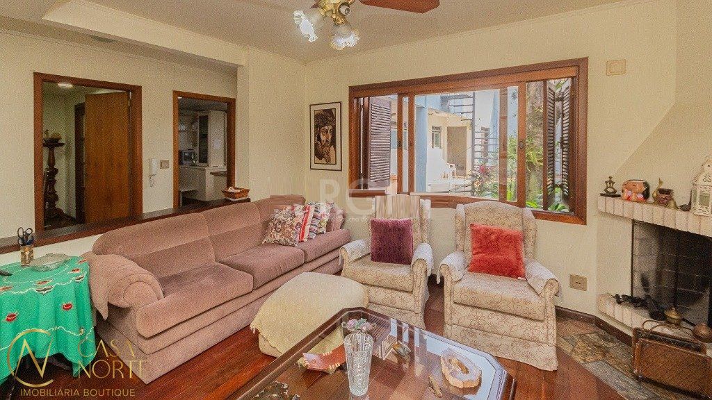 Casa à venda com 3 quartos, 300m², 1 suíte, 4 vagas, Rua Doutor Prudente de Moraes no bairro Chácara das Pedras em Porto Alegre