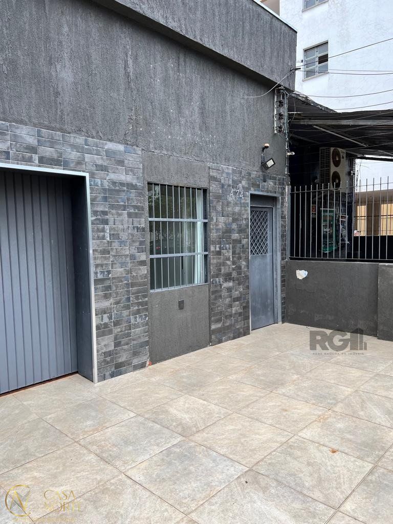 Casa à venda com 4 quartos, 234m², 1 vaga, Avenida Alegrete no bairro Petrópolis em Porto Alegre