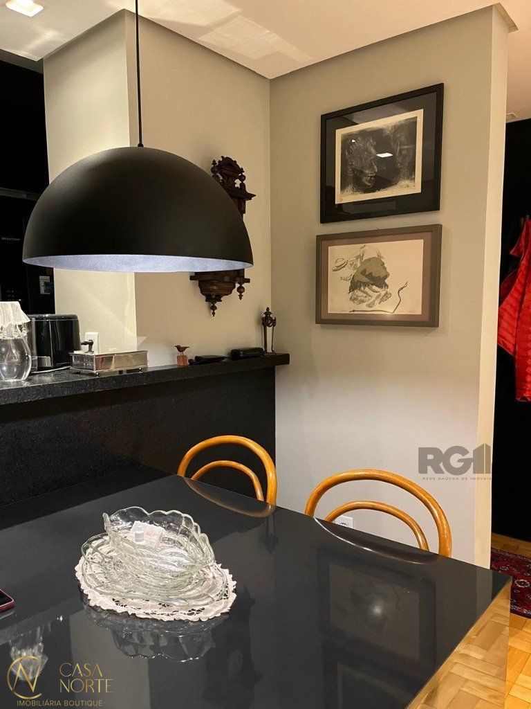 Apartamento à venda com 2 quartos, 74m², 1 suíte, 1 vaga, Rua Vinte e Quatro de Outubro no bairro Moinhos de Vento em Porto Alegre
