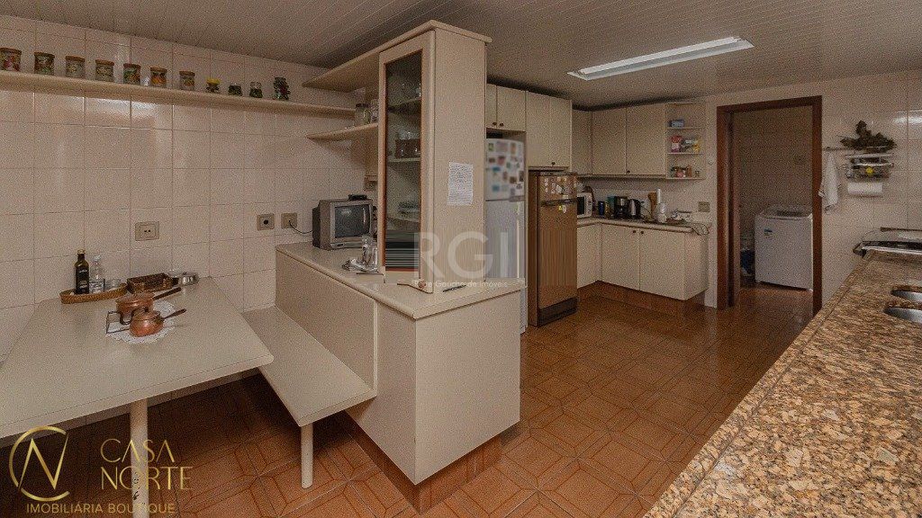 Casa à venda com 3 quartos, 300m², 1 suíte, 4 vagas, Rua Doutor Prudente de Moraes no bairro Chácara das Pedras em Porto Alegre