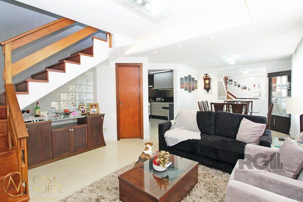 Casa à venda com 3 quartos, 280m², 2 vagas, Rua Monsenhor Veras no bairro Santana em Porto Alegre