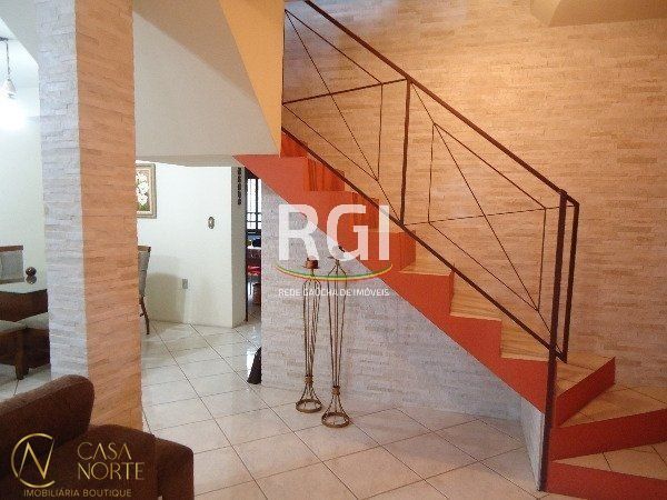 Casa à venda com 3 quartos, 320m², 1 suíte, 5 vagas, Rua Barao do Amazonas no bairro Partenon em Porto Alegre