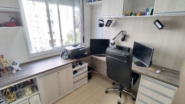 Apartamento à venda com 3 quartos, 74m², 1 suíte, 1 vaga, Rua Jari no bairro Passo da Areia em Porto Alegre