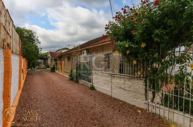 Casa à venda com 3 quartos, 160m², 3 vagas, Rua dos Burgueses no bairro Partenon em Porto Alegre