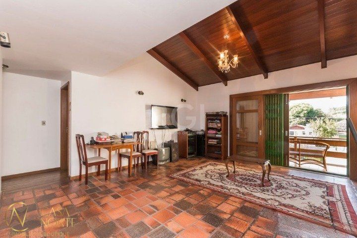 Casa à venda com 4 quartos, 247m², 1 suíte, 5 vagas, Rua São Joaquim no bairro Glória em Porto Alegre