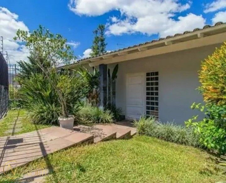 Casa à venda com 3 quartos, 234m², 1 suíte, 3 vagas, Rua Carlos Huber no bairro Três Figueiras em Porto Alegre