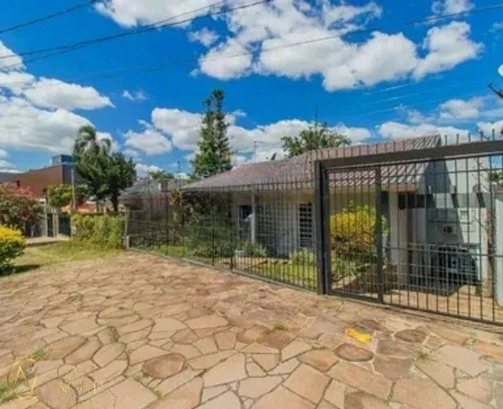 Casa à venda com 3 quartos, 234m², 1 suíte, 3 vagas, Rua Carlos Huber no bairro Três Figueiras em Porto Alegre