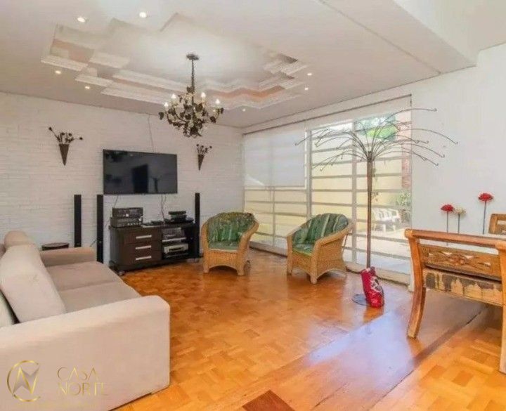 Casa à venda com 3 quartos, 234m², 1 suíte, 3 vagas, Rua Carlos Huber no bairro Três Figueiras em Porto Alegre