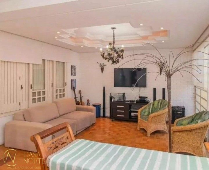 Casa à venda com 3 quartos, 234m², 1 suíte, 3 vagas, Rua Carlos Huber no bairro Três Figueiras em Porto Alegre