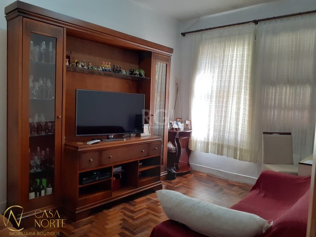 Casa à venda com 3 quartos, 360m², 1 suíte, 4 vagas, Rua Veador Porto no bairro Santana em Porto Alegre