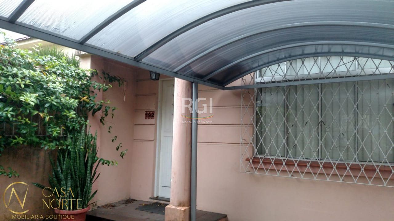 Casa à venda com 3 quartos, 140m², 3 vagas, Rua Luiz de Camoes no bairro Santo Antônio em Porto Alegre