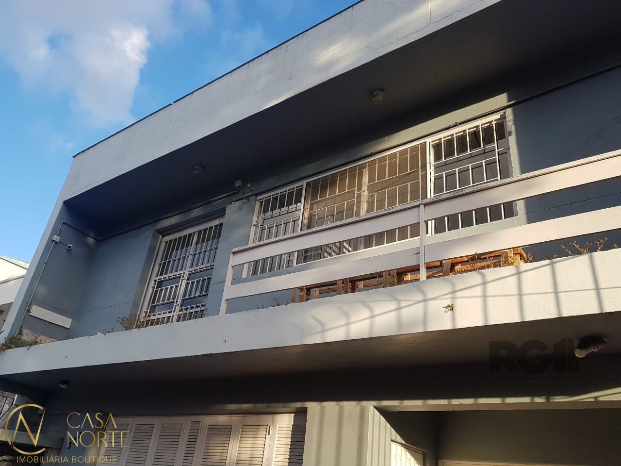 Casa Comercial à venda , 254m², 2 vagas, Rua Oscar Schneider no bairro Medianeira em Porto Alegre