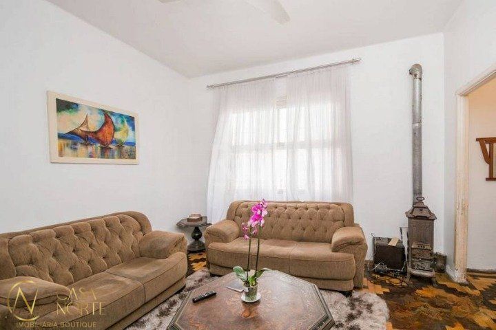 Casa à venda com 3 quartos, 290m², 4 vagas, Rua Doutor Voltaire Pires no bairro Santo Antônio em Porto Alegre