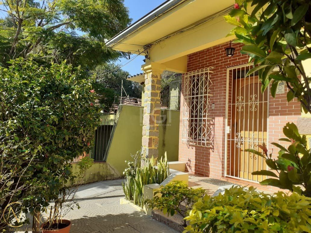 Casa à venda com 3 quartos, 360m², 1 suíte, 4 vagas, Rua Veador Porto no bairro Santana em Porto Alegre