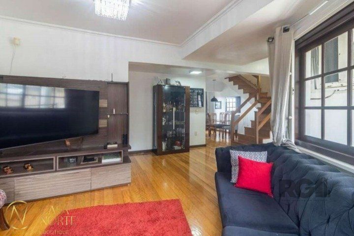 Casa à venda com 4 quartos, 264m², 1 suíte, 3 vagas, Rua Joaquim Cruz no bairro Santo Antônio em Porto Alegre