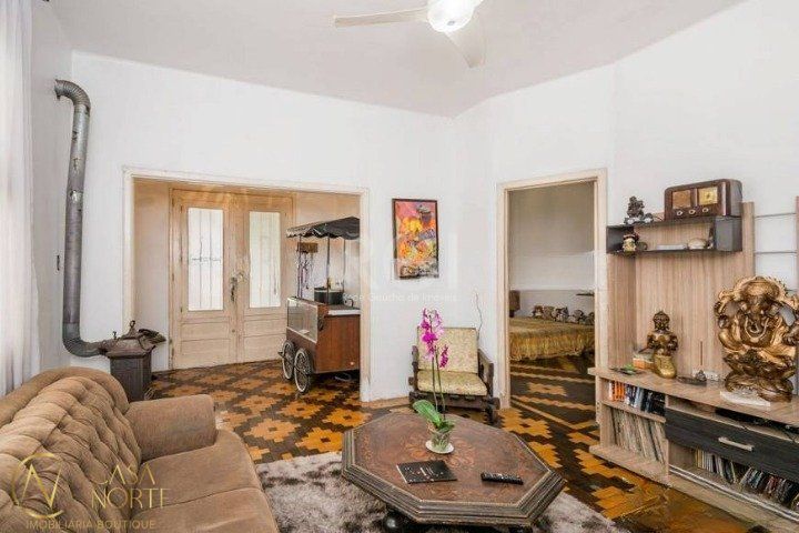 Casa à venda com 3 quartos, 290m², 4 vagas, Rua Doutor Voltaire Pires no bairro Santo Antônio em Porto Alegre