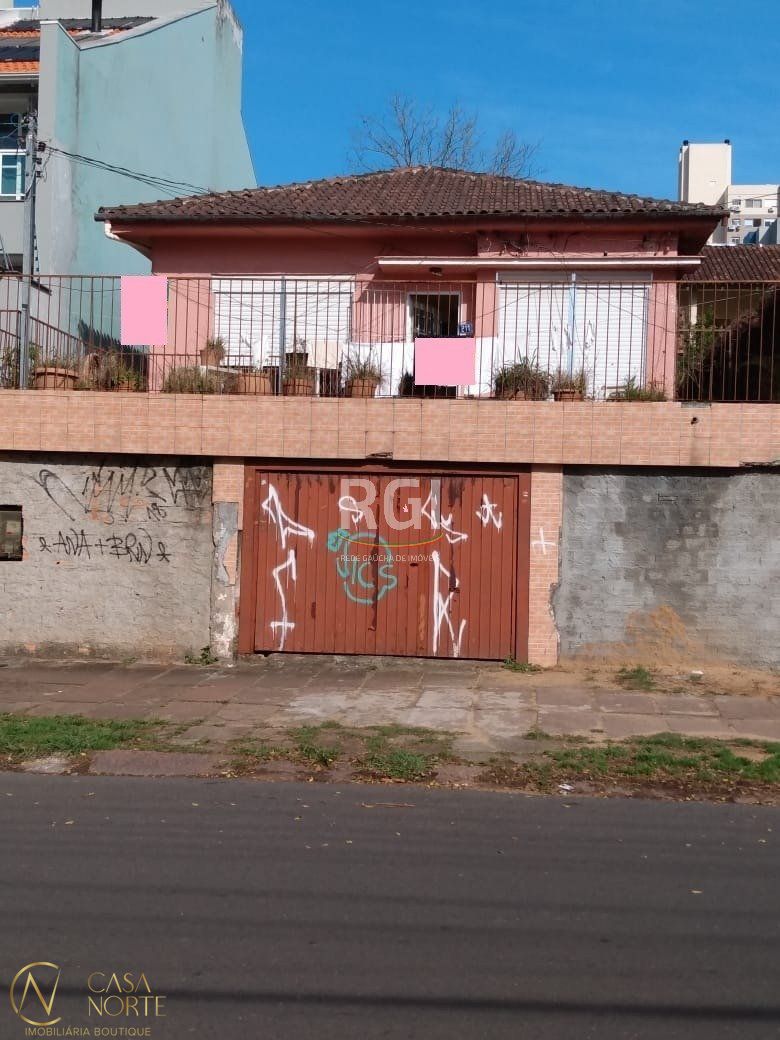 Casa à venda com 4 quartos, 280m², 1 vaga, Rua Veador Porto no bairro Santana em Porto Alegre